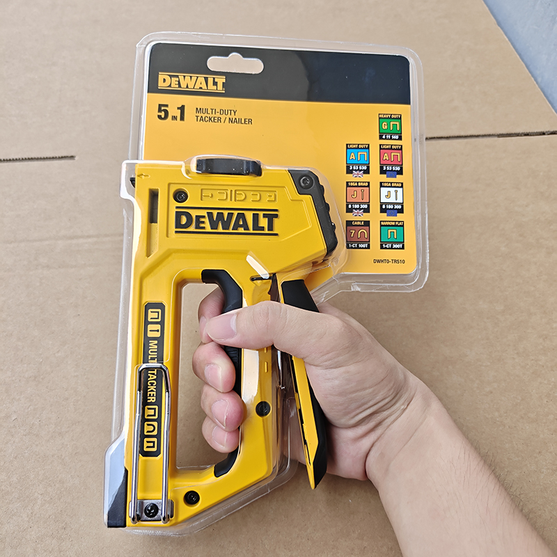 DeWALT DWHT0-TR510 Pistola Spa - Staple Gun Electric recensione e prezzo